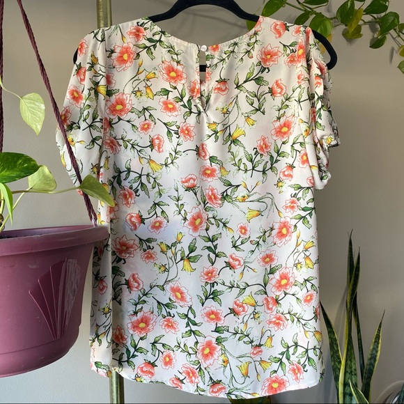 2 for 20 💚 Floral Blouse w Cutout Puffed Sleeves - Picture 4 of 4